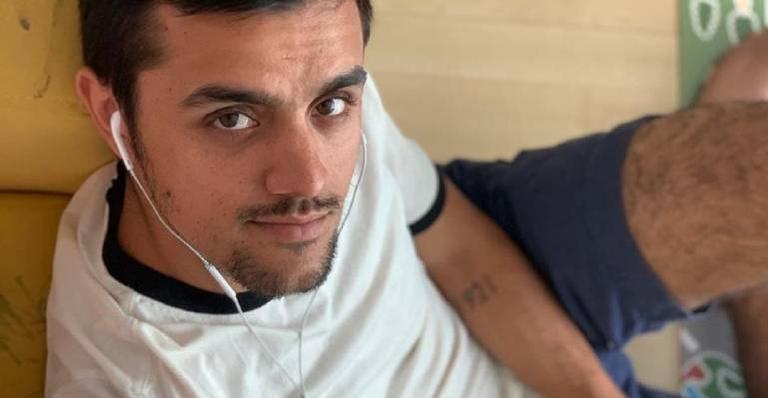 Felipe Simas surge abraçadinho do herdeiro mais velho e fala sobre rotina na quarentena