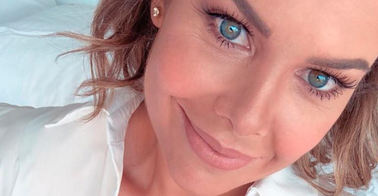 Fernanda Souza abre a camisa sem nada por baixo e surpreende seguidores: “Simplesmente linda”