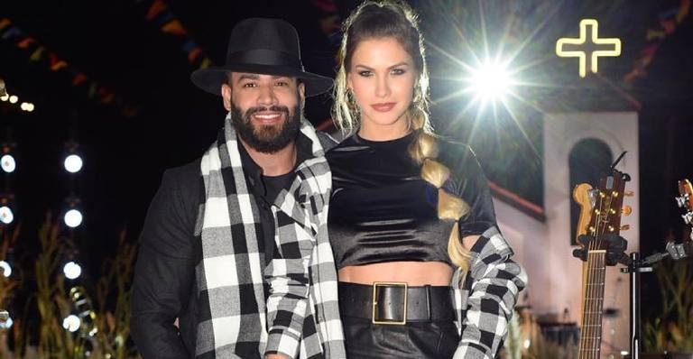 Andressa Suita e Gusttavo Lima fazem passeio de barco com os herdeiros