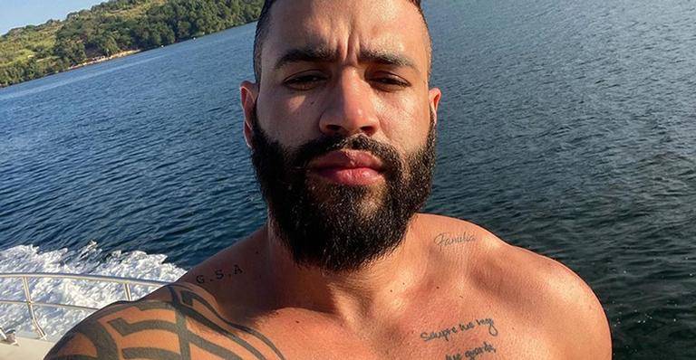 Gusttavo Lima posa sem camisa e corpo saradíssimo rouba a cena: “Deus grego”