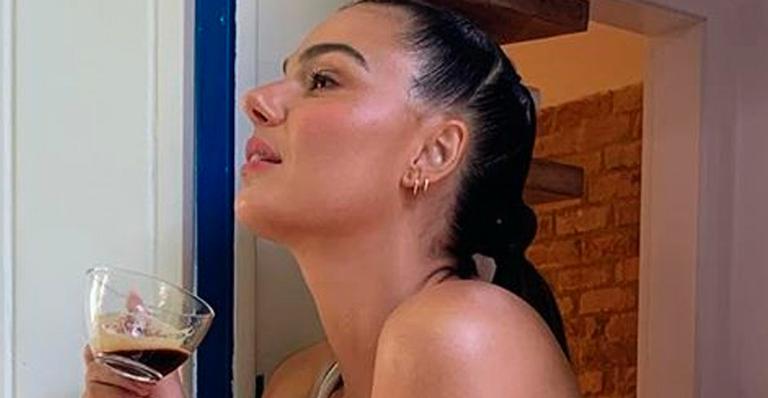 Ensolarada, Isis Valverde toma cafezinho e decote rouba a cena: “Linda de bonita”
