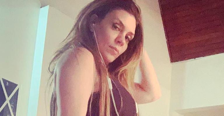 Aos 44 anos, Simony posa de calça colada e bumbum atrai elogios: “Felipe ganhou na loteria”
