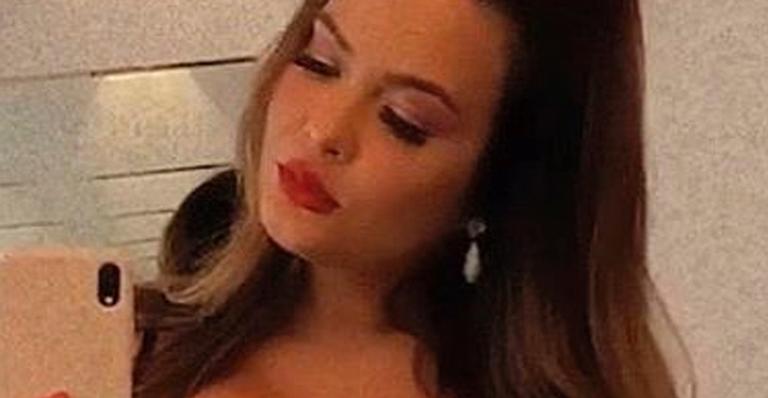 De lingerie decotada, Geisy Arruda posa no motel e solta: “Venho para trabalhar”