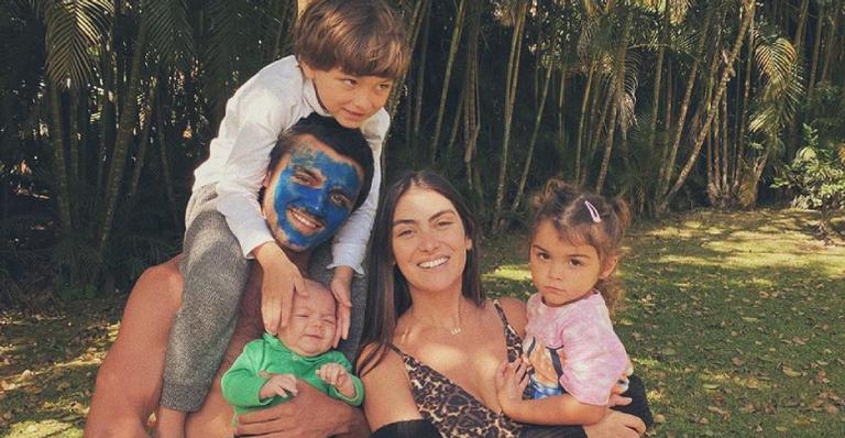 Felipe Simas e Mariana Uhlmann dispensam luxo e fazem festinha singela para o caçula