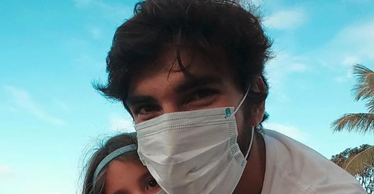 Filha de Deborah Secco encanta web durante passeio de bicicleta com Hugo Moura: “Princesinha”