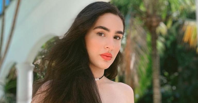 Filha de Renato Aragão ostenta beleza natural e deixa barriguinha de fora em look ousado