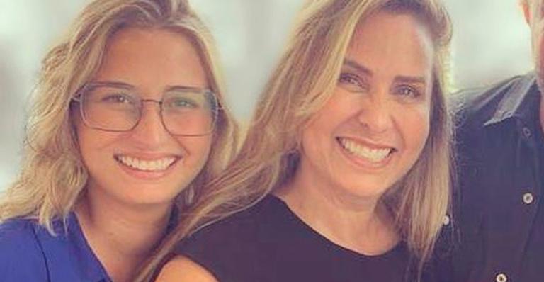 Filha gata de Andréa Sorvetão posa de biquíni e corpão rouba a cena: “Vida boa”