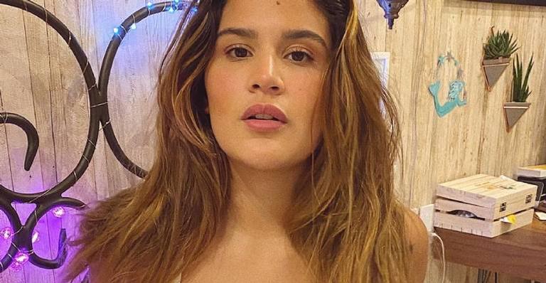 Giulia Costa pinta os cabelos em casa e surge com novo visual na web