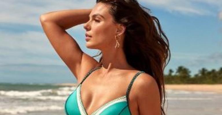 Uau! Isis Valverde dá empinadinha, exibe bumbum gigante e arranca suspiros: ”Perfeita”
