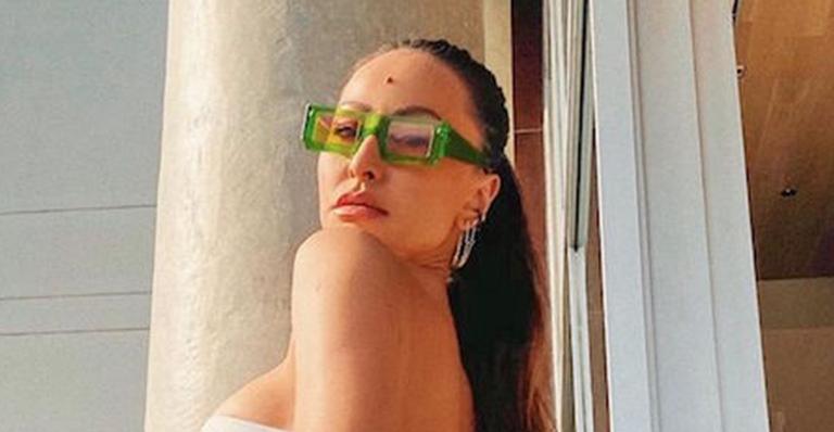 Um escândalo! Sabrina Sato posa em sua cobertura usando maiô branco sem alças: “Chora nesse corpo”