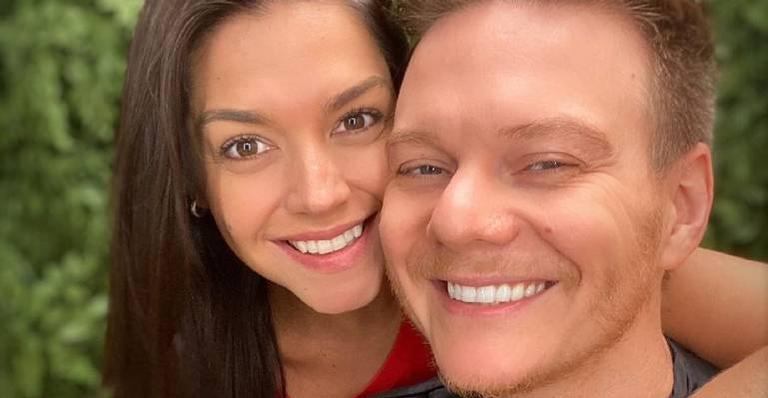 Thais Fersoza flagra Michel Teló em momento de diversão com os filhos