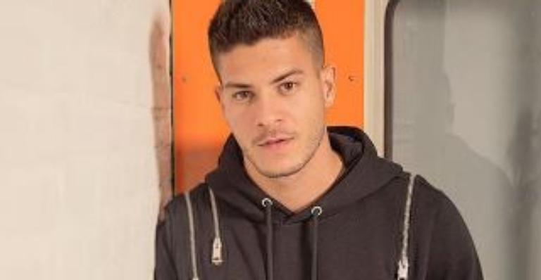Arthur Aguiar retorna às redes sociais após polêmicas e desabafa: ”Ainda estou me encarando”
