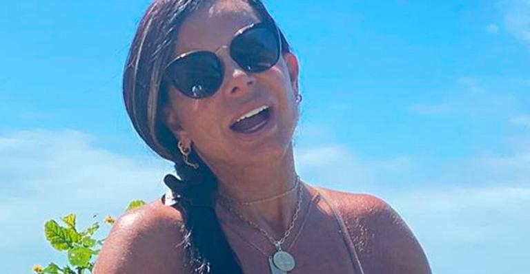 De biquíni, Gretchen ostenta corpão aos 61 anos e brinca: “Diva não envelhece, fica vintage”
