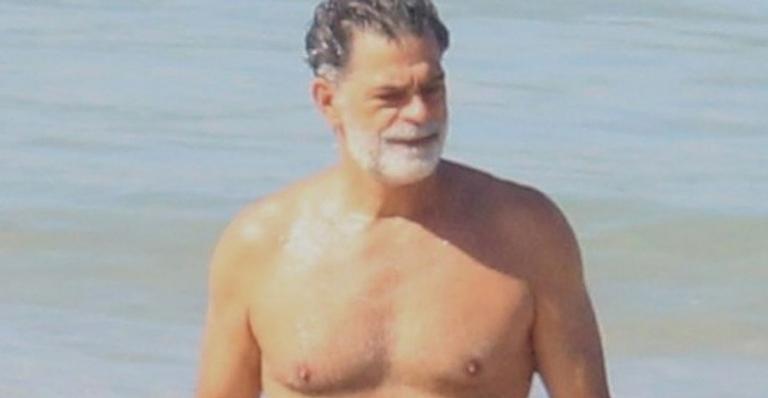Aos 52 anos, Eduardo Moscovis surpreende fãs com corpo saradíssimo em ida à praia