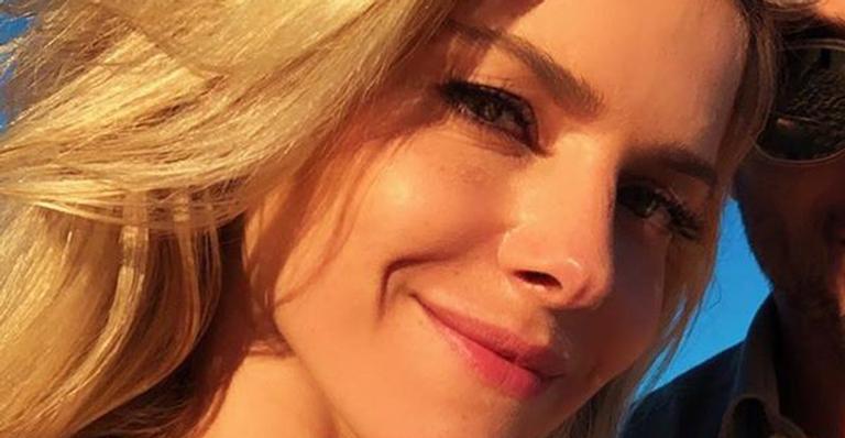 Em clique raro, Monique Alfradique surge com namorado gato e lamenta: “Queria estar ao seu lado”