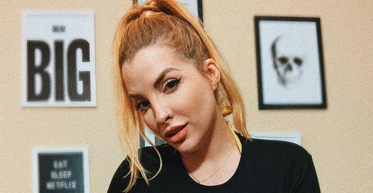 Ex-BBB Clara Aguilar eleva a temperatura ao ostentar bumbum enorme com calcinha atoladíssima