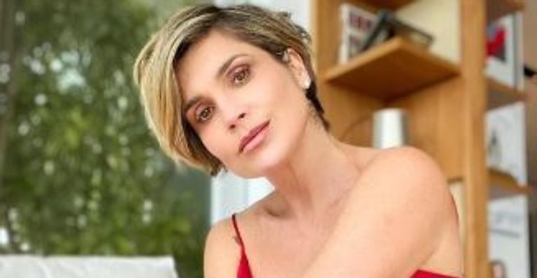 Flávia Alessandra dá surra de beleza e exibe ótima forma em look com barriguinha de fora
