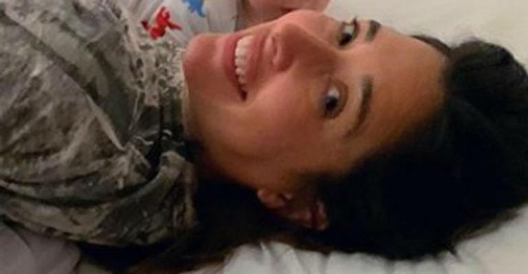 Giselle Itié deixa web morrendo de amores ao surgir na cama muito bem acompanhada