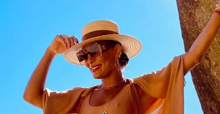 Juliana Paes mostra sua classe em maiô cavado e pernões roubam a cena: ”Mulherão!”