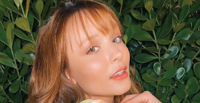 Caras e Bocas! Larissa Manoela surge ao lado do namorado em momento inusitado