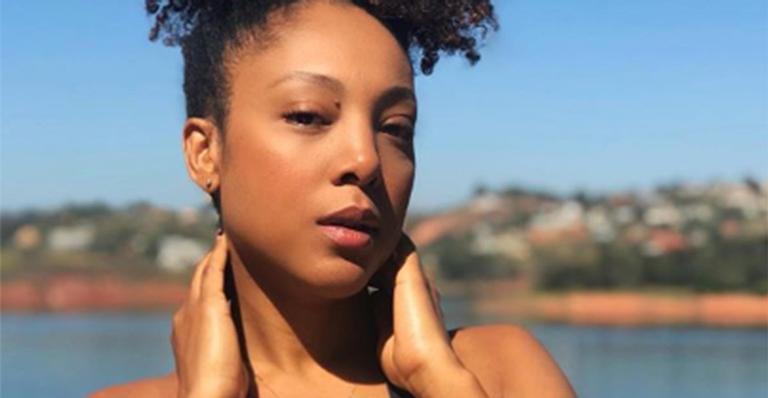 Aos 40 anos, Negra Li posa de maiô decotado e corpão choca fãs: “Exemplo de mulher brasileira”