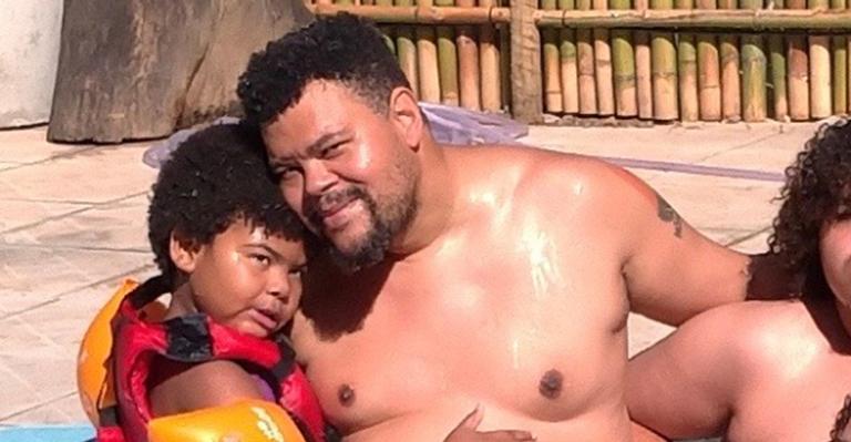 Paizão! Babu Santana reúne os três filhos em clique na piscina: “Vitamina D com a família”