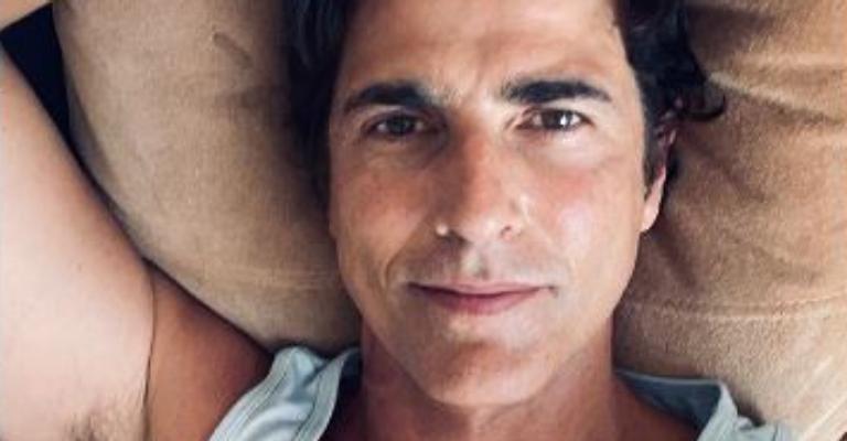 Reynaldo Gianecchini adota visual com fios brancos e coleciona elogios dos fãs: ”Ainda mais gato”