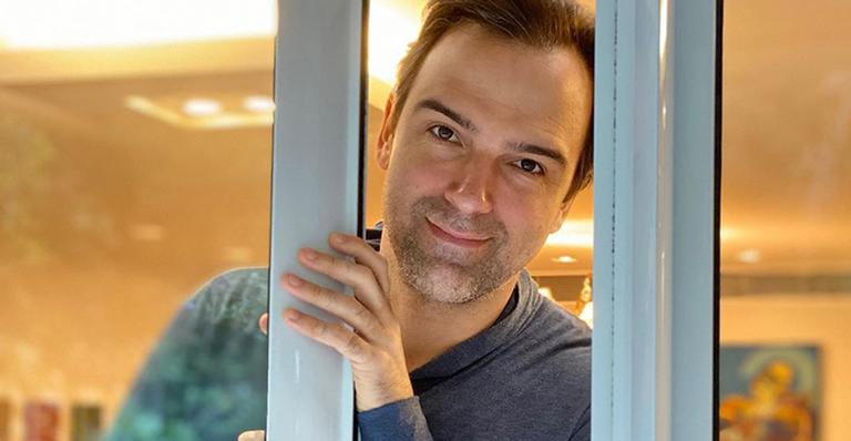 Tadeu Schmidt combina máscara de proteção com roupa e ganha elogios: “Cada vez mais acostumado”