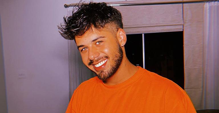 Zé Felipe posa agarradinho com namorada e encanta web com declaração romântica: “Amando esse casal”