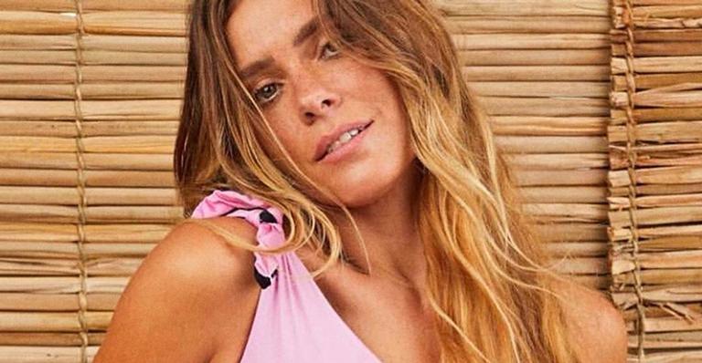 Carolina Dieckmann encanta a web ao surgir tocando violão: “Talentosa”