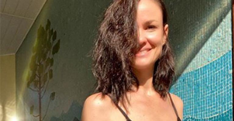 Aos 45 anos, Carolina Kasting surpreende ao exibir corpo magérrimo em foto rara de biquíni