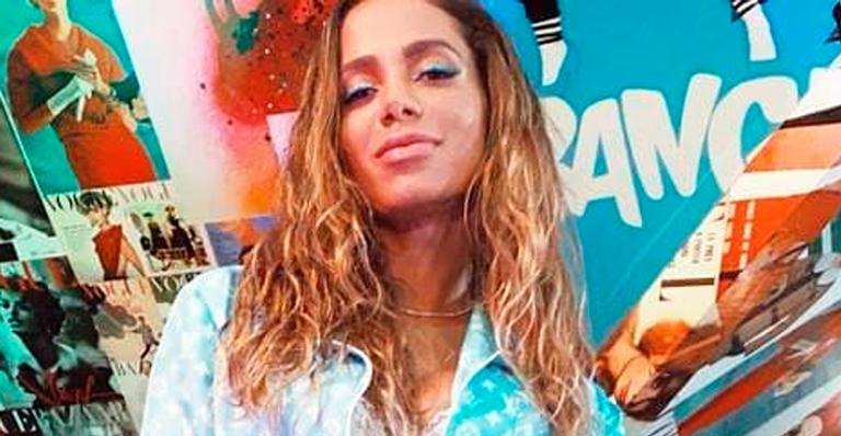De shortinho mínimo, Anitta sobe no piano e ostenta pernões sem pudor: “Sem condições”