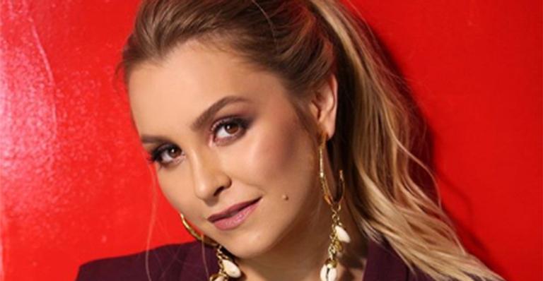 Esperando resultado de biópsia, Carla Diaz publica foto sexy: “Levantada na autoestima”