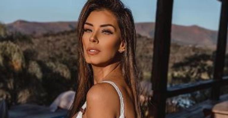 Ex-BBB Ivy Moraes deixa web babando ao exibir bumbum gigante em maiô cavadíssimo: ”Deusa”