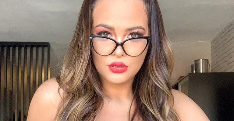 Ousada! Geisy Arruda se supera, posa com body transparente e quase deixa intimidade escapar