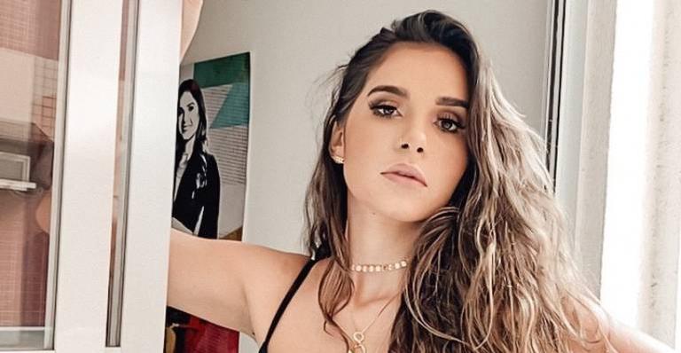 Gizelly Bicalho surge com look totalmente transparente e fãs se animam: ”Gata”
