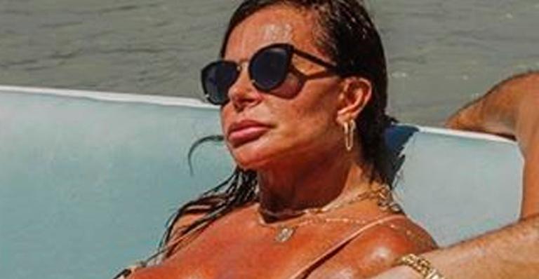 Aos 61 anos, Gretchen ostenta barriga musculosa ao posar de biquíni e noivo se declara: “Plenitude”
