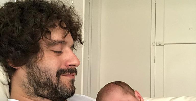 Guilherme Winter enche a web de fofura ao mostrar sorrisão do filho: “Meu único pensamento”