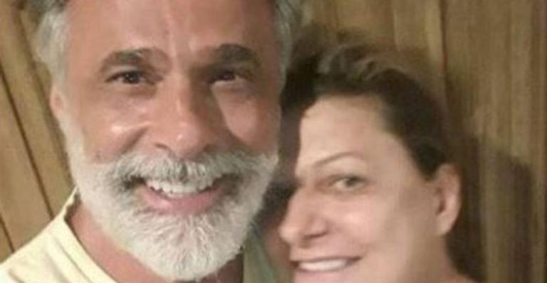Oscar Magrini celebra 31 anos de casamento ao lado da esposa, Matilde: ”Me aturando!”