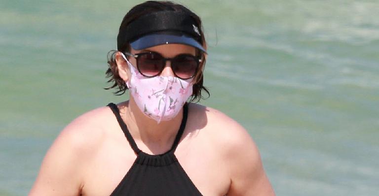 Em dia de calorão, Regiane Alves exibe boa forma ao levar os filhos para tomar banho de mar