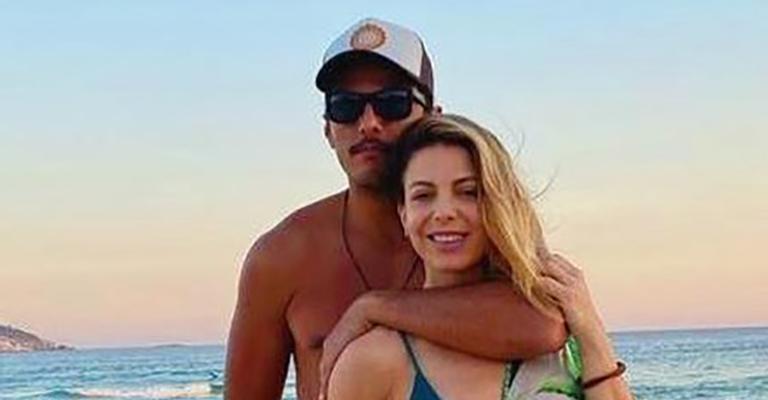 De biquíni, Sheila Mello ganha declaração do namorado no dia de seu aniversário: “Exemplo de mulher”