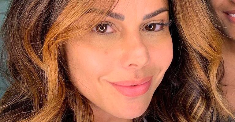 Viviane Araújo resgata clique com mãe e pai e emociona seguidores: “Amor e saudades”