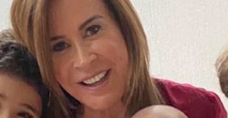 Zilu Camargo se emociona no primeiro aniversário do neto e lamenta distância: ”Morrendo de saudades!”