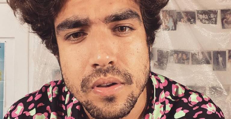 Sozinho, Caio Castro curte dia de praia no Rio Grande do Norte