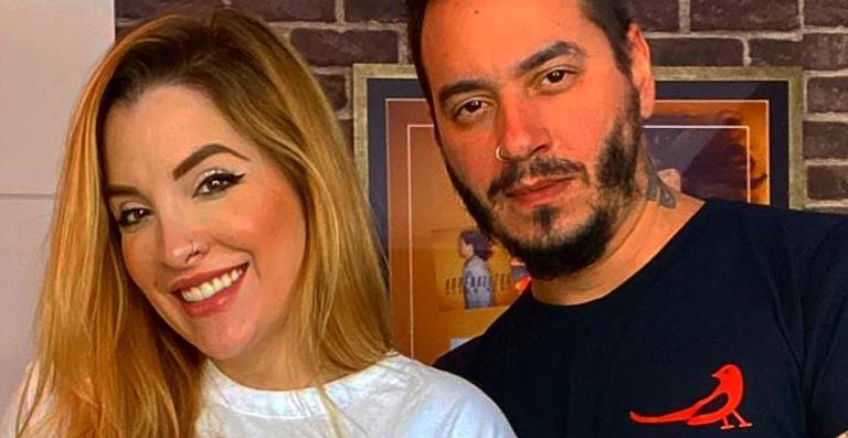 Ex-BBB Clara Aguilar revela dividir o marido com outras mulheres: “Namoradas para mimar juntos”