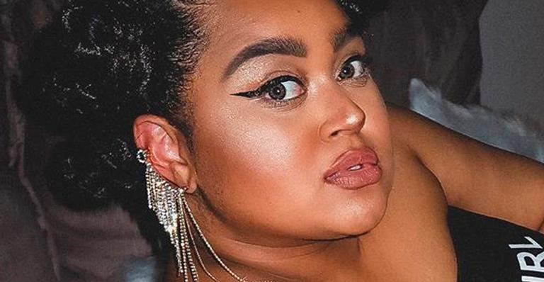 Ex-BBB Rízia Cerqueira posa só de top e calcinha e mostra corpo após parto sem retoques: “Um arraso”