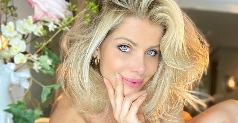 Filho de Karina Bacchi rouba a cena ao surgir tomando água de coco: ”Príncipe”