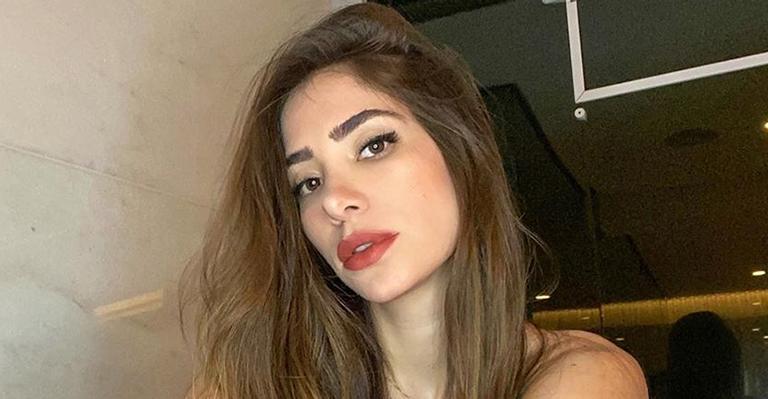 Grávida, Romana Novais exibe barriguinha tímida durante banho de sol: “Vitamina D”