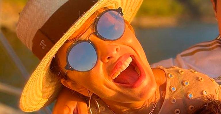 Juliana Paes posa em clique raro com marido e filhos fazendo a maior bagunça: “Família linda”