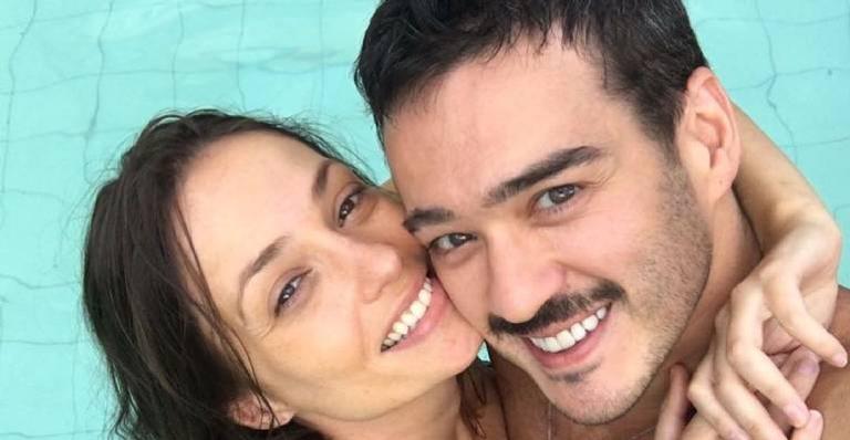 Marcos Veras surge beijando barriga da esposa na reta final da gravidez: ”Muito amor”